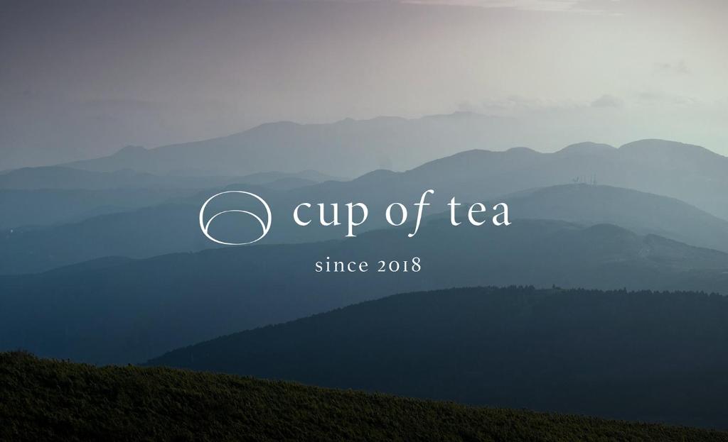 高山一杯茶旅馆的一杯茶标志,背景是群山