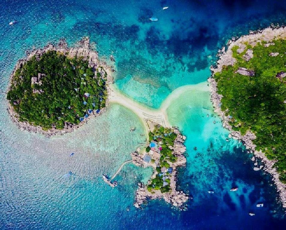 涛岛囊园岛潜水度假村的水面上岛屿的空中景观