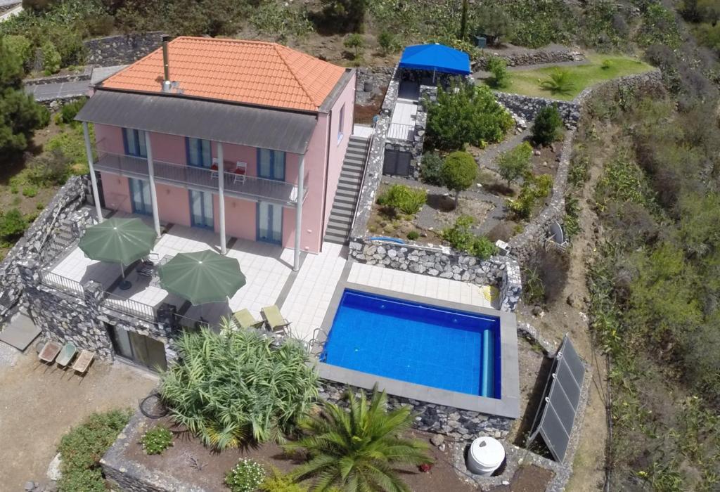 蒂哈拉费Villa Buena Vista mit beheiztem, abdeckbarem Pool und Sauna的享有带游泳池的房屋的空中景致