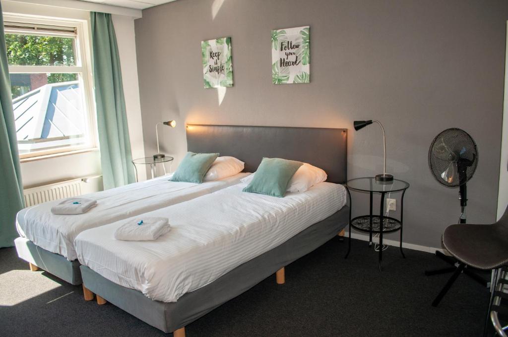 奥特马瑟姆Hotel Wyllandrie的一间卧室设有两张床和窗户。
