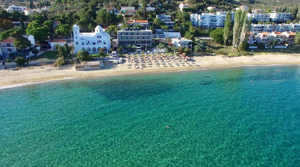 帕雷恩特西菲基昂Hotel Akti Kavala的享有海滩空中美景和度假胜地
