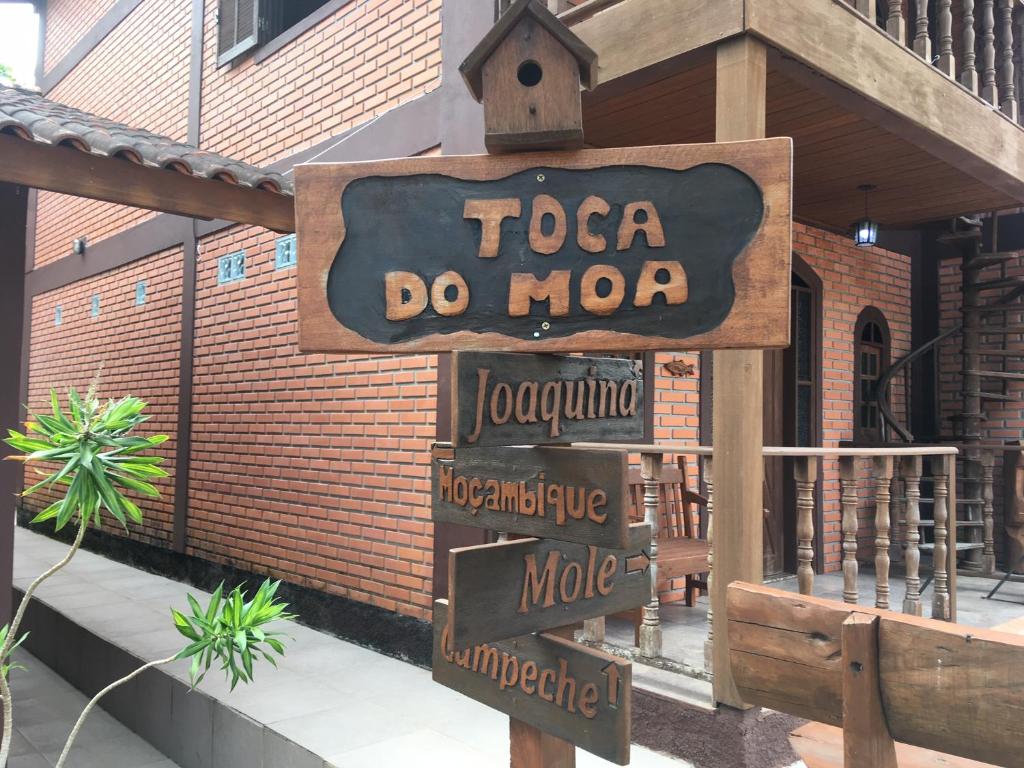 弗洛里亚诺波利斯Toca do Moa的建筑物前的拖 ⁇ 标志