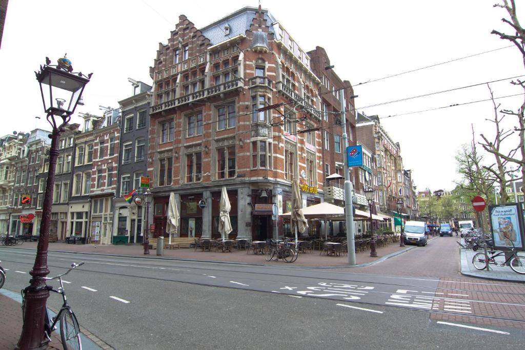 阿姆斯特丹城市酒店的城市街道上一座大型砖砌建筑