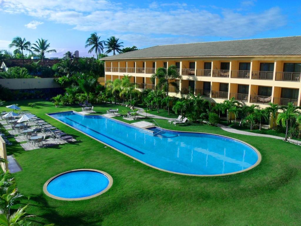 萨尔瓦多卡图萨巴商务酒店的享有度假村的空中景致,设有大型游泳池