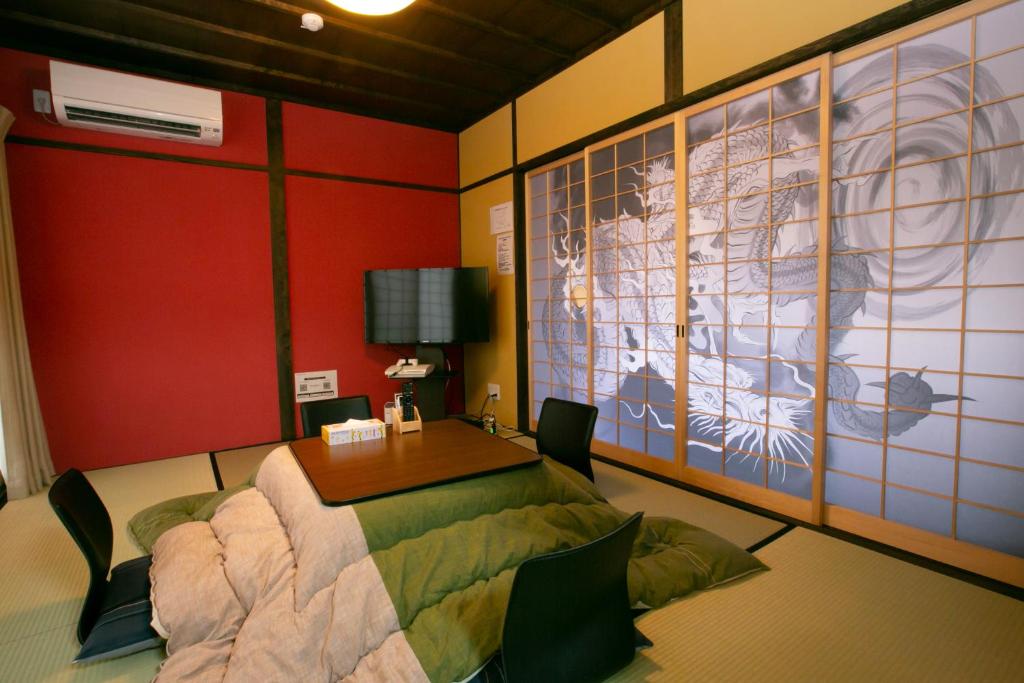 京都Daisenji Lodge Ing 紅 地下鉄鞍馬口駅から徒歩1分的客房设有书桌和桌椅