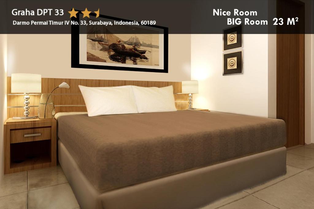 泗水格拉哈DPT 33号酒店的卧室配有一张床,墙上挂着一幅画