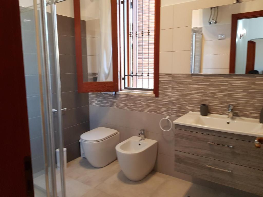 冯塔尼比安奇Villa Vera的一间带卫生间、水槽和镜子的浴室