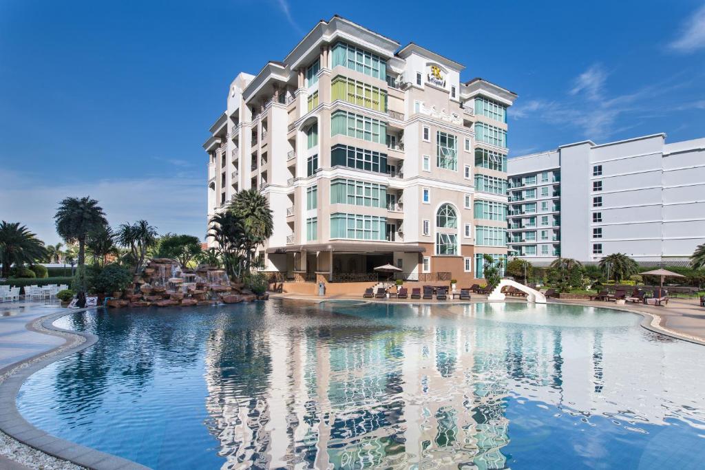 芭堤雅市中心Beautiful Apartment D6 Central Pattaya的大楼前设有大型游泳池的酒店