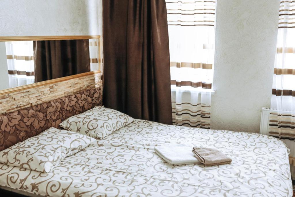 利沃夫Hotel Rafinad的一间卧室配有一张床,上面有托盘