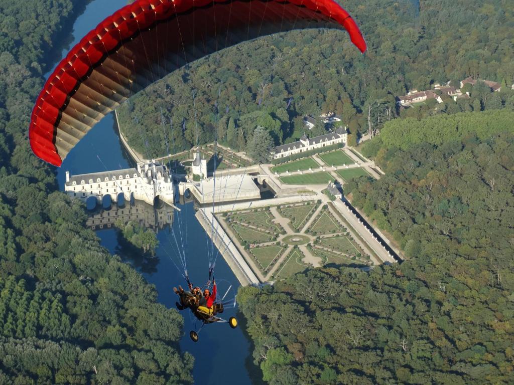 Civray-de-Tourainegîte papillon 4的滑翔伞,在水上飞行,在城堡中