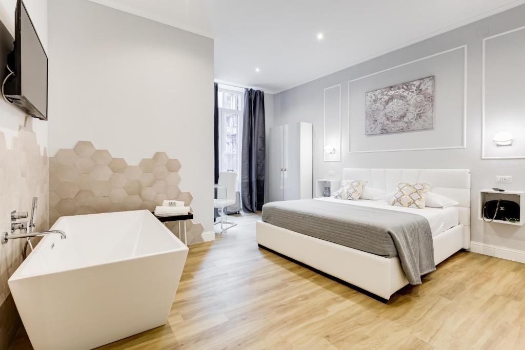 罗马Opera Private Suites by Premium Suites Collection的一间白色卧室,配有一张床和浴缸