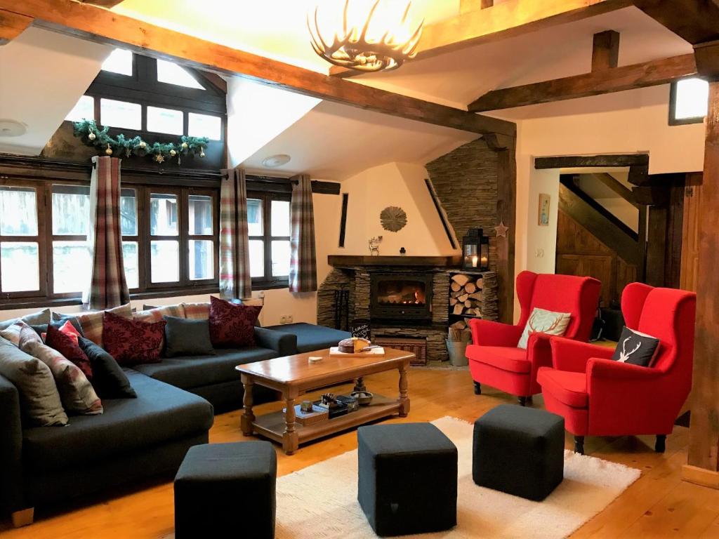 班斯科Chalet Jora - Total Chalets的客厅配有沙发、椅子和壁炉