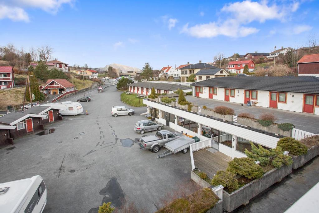 卑尔根Midttun Motell & Camping AS的享有停车场的正面景色,停车场有停车位