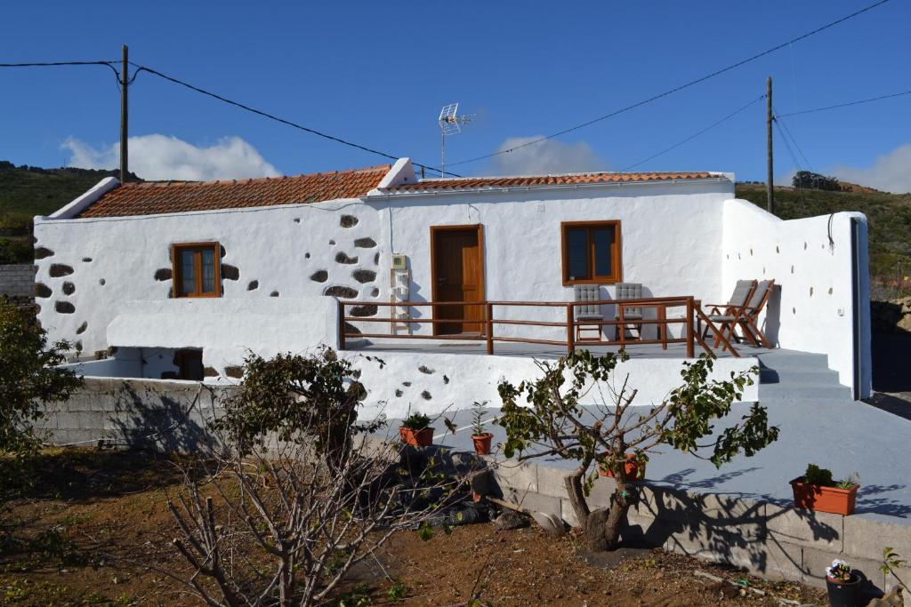 IsoraCasa Rural alto prado的白色的房子,有楼梯通往