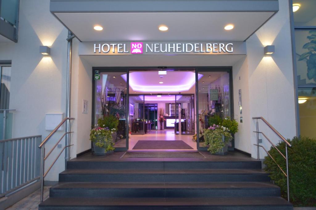 海德堡新海德堡沃尔夫酒店的酒店大堂设有通往大楼的楼梯