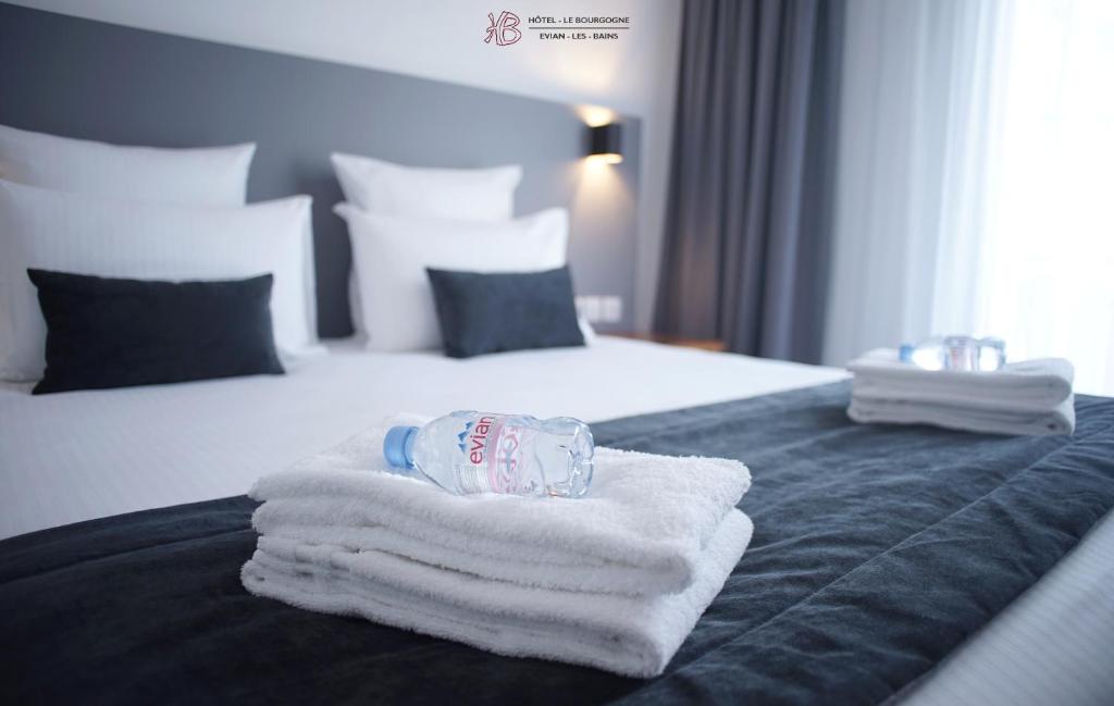 埃维昂莱班布尔格尼酒店的床上的一大堆毛巾