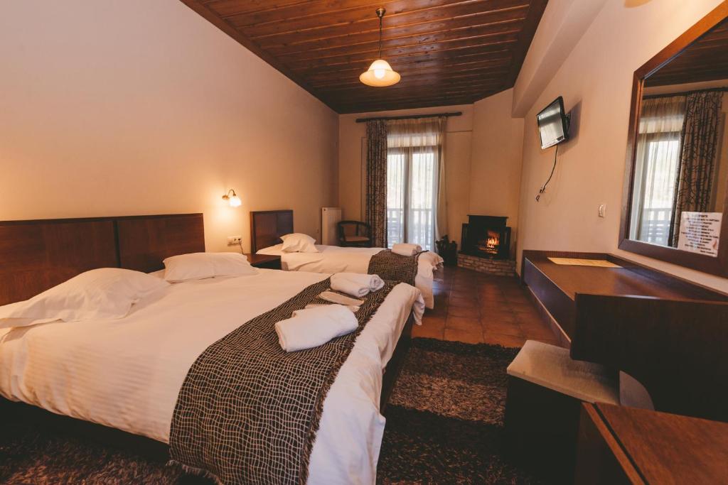 维蒂纳西娅麦纳鲁酒店的酒店客房设有三张床和电视。