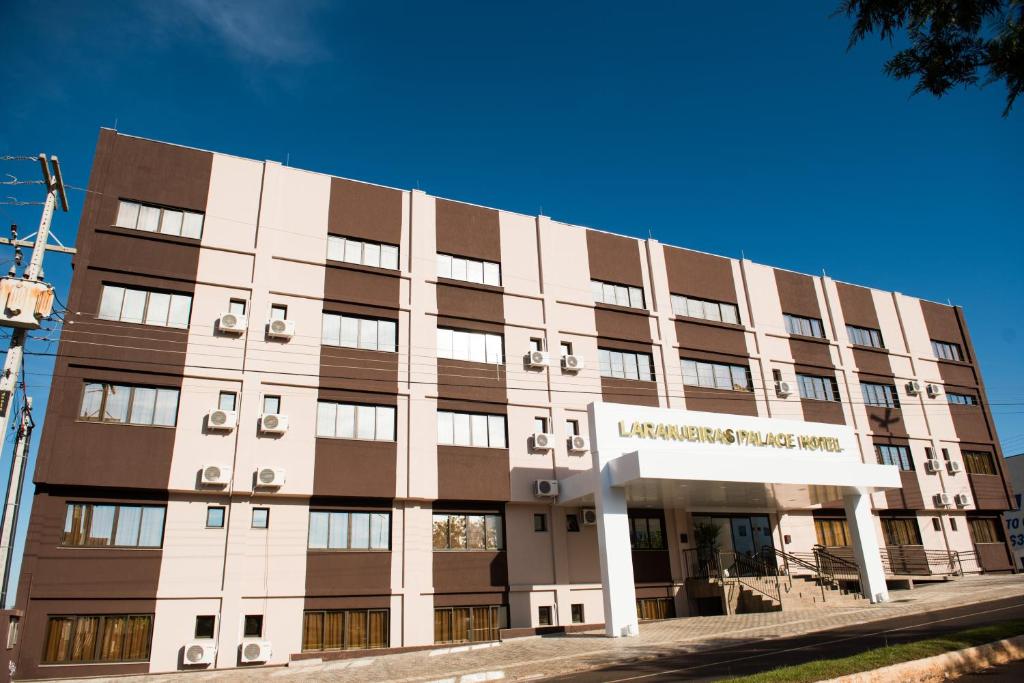 南拉兰热拉斯Laranjeiras Palace Hotel的棕色的白色大建筑