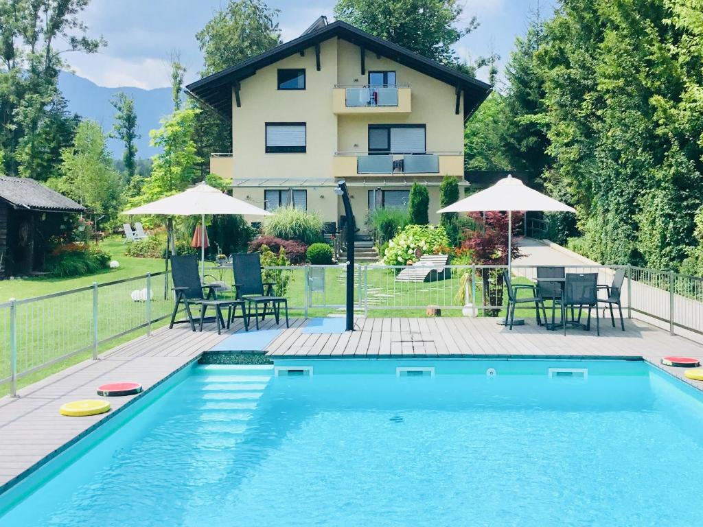 法克湖Haus am Wald的房屋前有游泳池的房子