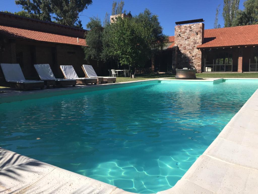 圣拉斐尔苏特派迪特酒店的一个带躺椅的游泳池