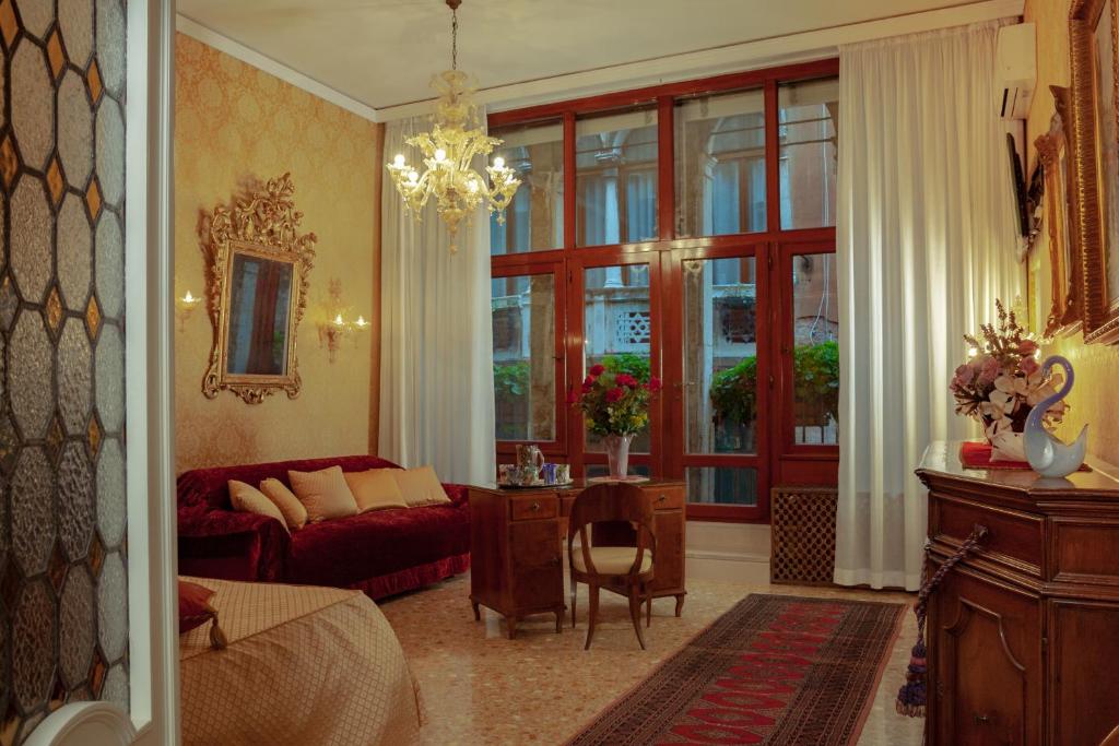 威尼斯B&B Beroni a Venezia的客厅配有沙发和桌子