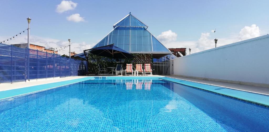 吉拉尔多特马格达莱纳帝国酒店 的一个带遮阳伞的游泳池