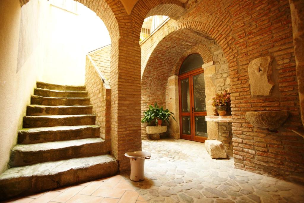 波利齐杰内罗萨斯西亚巴克住宿加早餐旅馆的一座有楼梯和砖墙的建筑