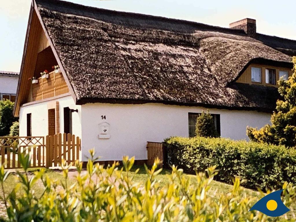 于克里茨Haus Ueckeritz Bauernsuite的一座带茅草屋顶的大型白色房屋