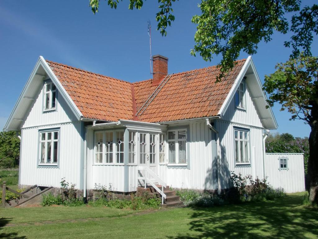 FågelmaraBond-Gården的白色房子,有橙色屋顶