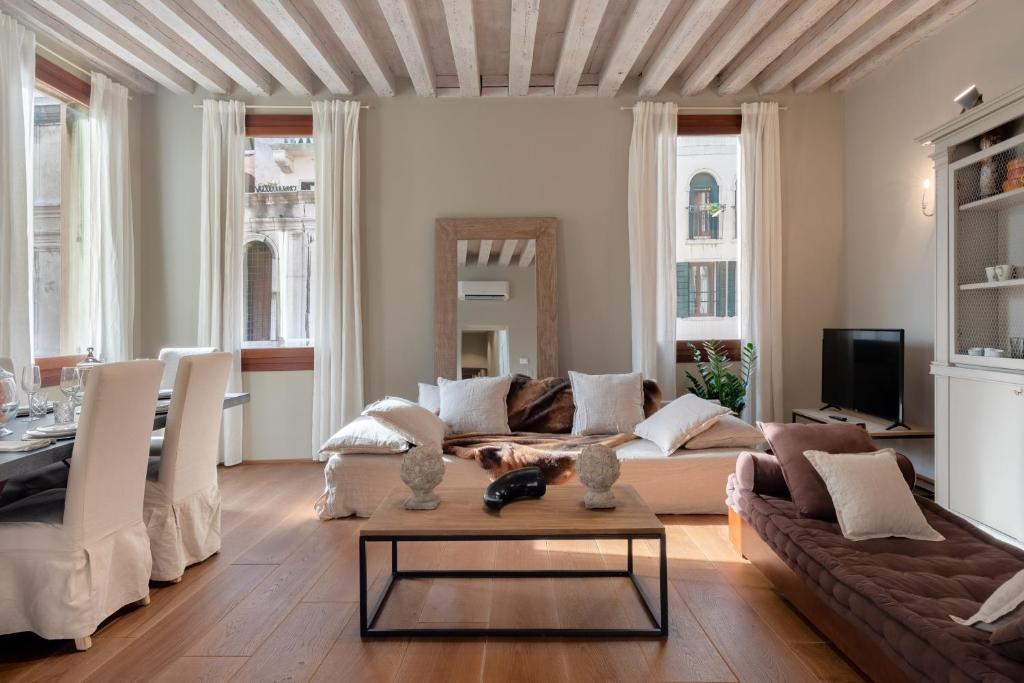 威尼斯Bridge of Sighs Luxurious Apartment的客厅配有沙发和桌子
