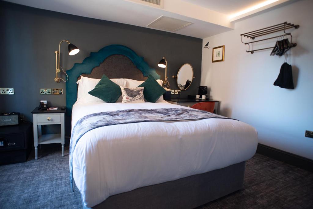 伦敦Blackbird的一间卧室配有一张大床和镜子