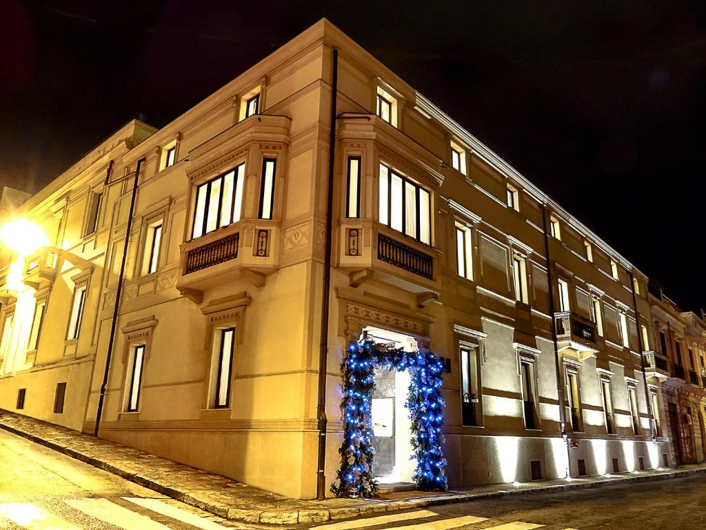 雷焦卡拉布里亚Torrione Hotel的一座有圣诞花圈的建筑