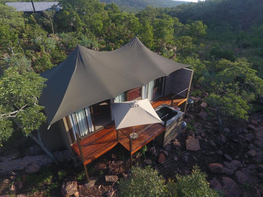 威尔吉旺登禁猎区Inzalo Safari Lodge的大型帐篷享有房屋的空中景致
