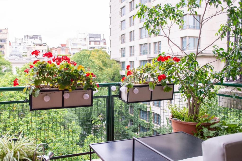 布宜诺斯艾利斯Cozy studio in the heart of Recoleta的栏杆上种满鲜花的阳台