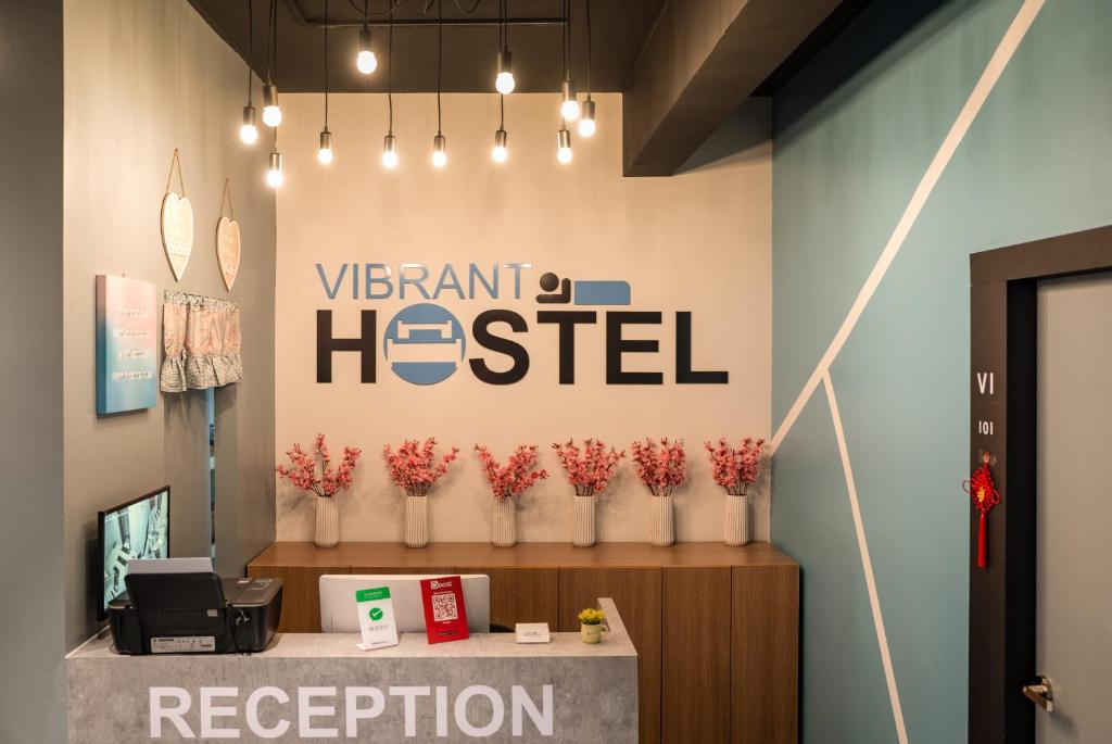 哥打京那巴鲁Vibrant Hostel的红花花花瓶的兽医医院标志