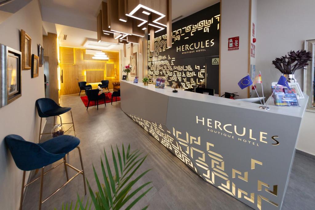 休达Hercules Boutique Hotel的医院的接待区,带桌椅