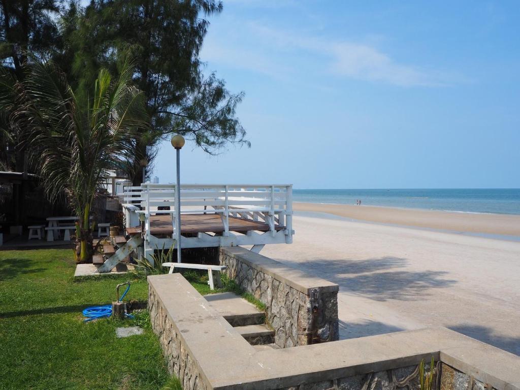 华欣Aranava Resort Huahin的海滩边的长凳