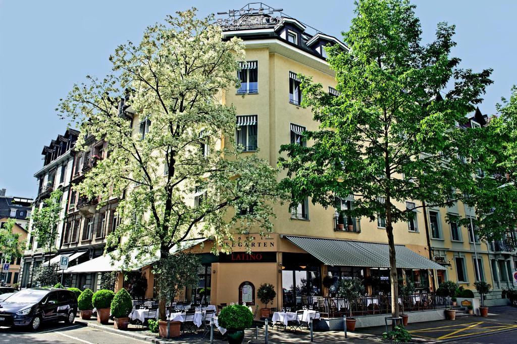 苏黎世Boutique Hotel Seegarten的前方树木林立的街道上的建筑