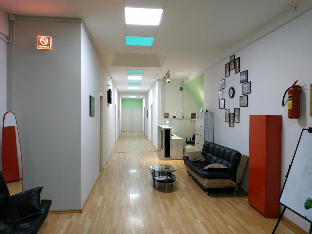 第比利斯Hostel Portal的医院的走廊,带一张沙发和一张桌子