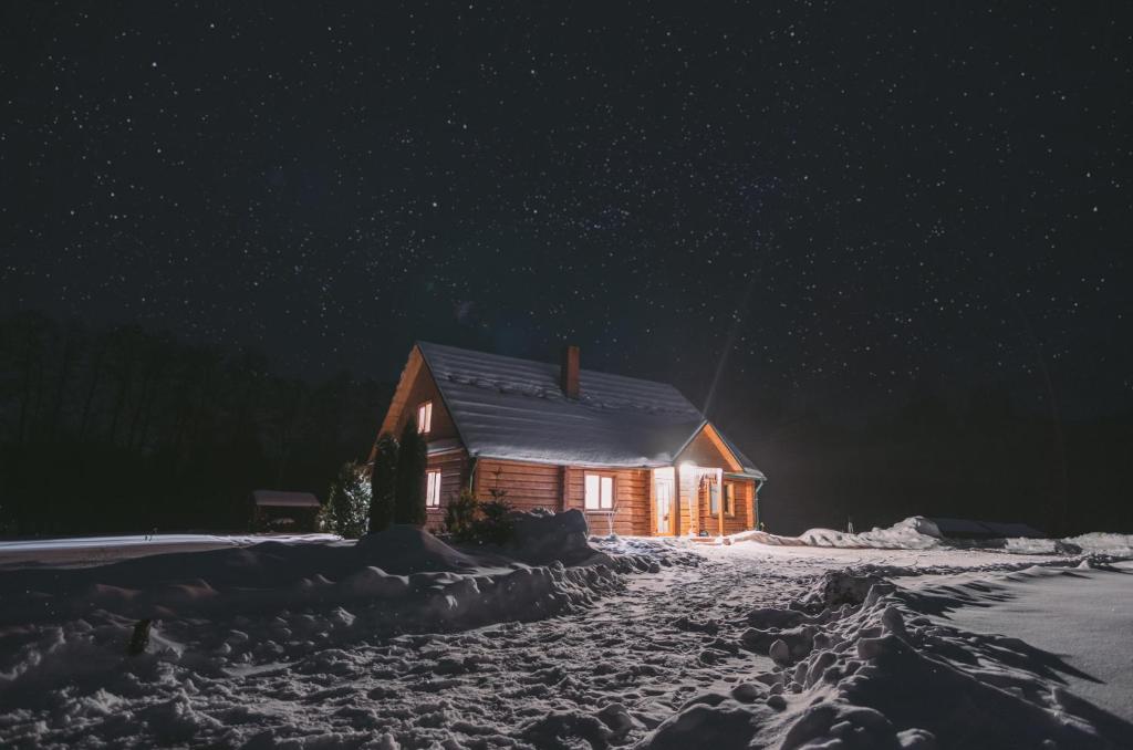SventePakrasti的夜晚雪中的一个小木屋