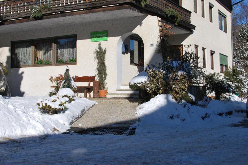 瓦尔道拉App. Brunner的前面的地面上积雪的房子
