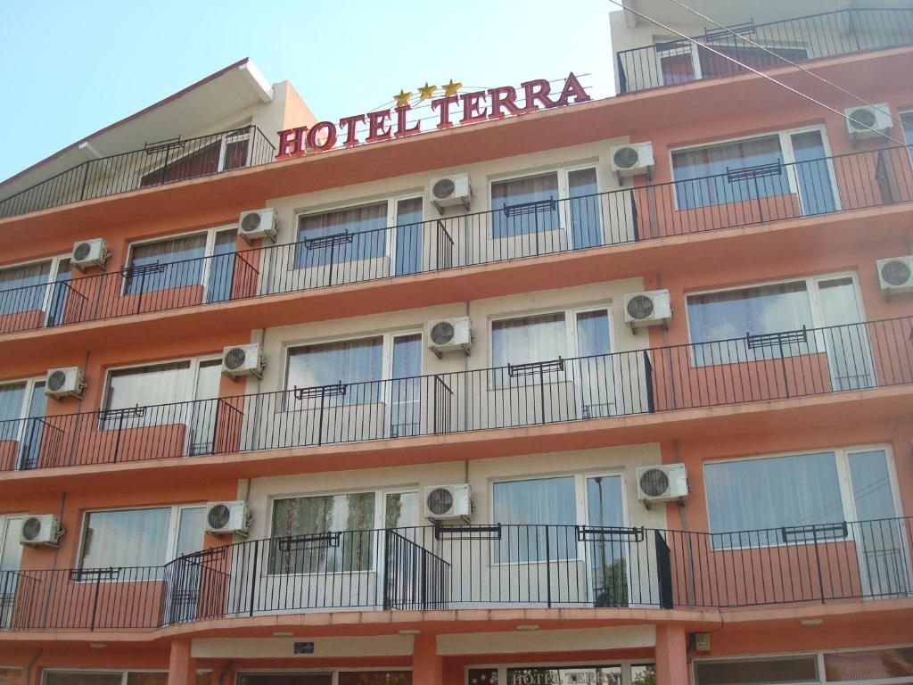 艾福雷诺德特拉酒店的一座橙色的建筑,上面标有酒店标志