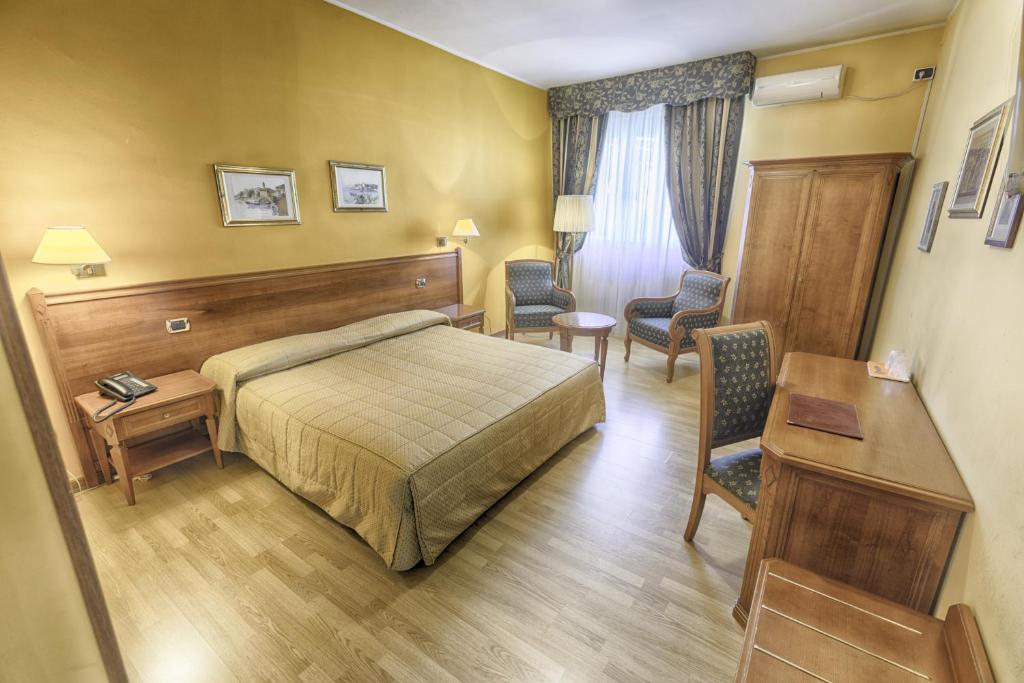 埃尔威尼托酒店客房内的一张或多张床位