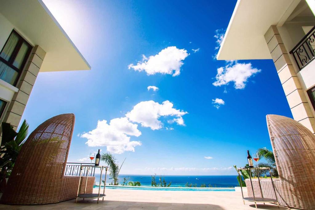 加拉班Navy Hill Resort的度假阳台享有海景。