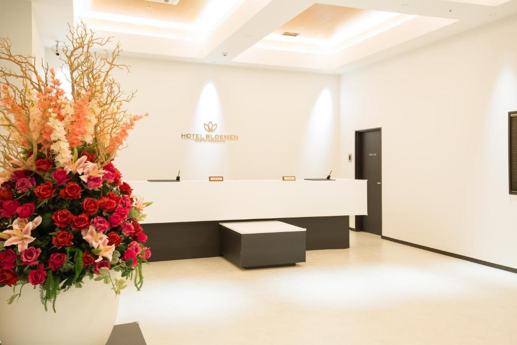 大阪Hotel Bloemen North Hanazono的一间拥有一束鲜花的等候室