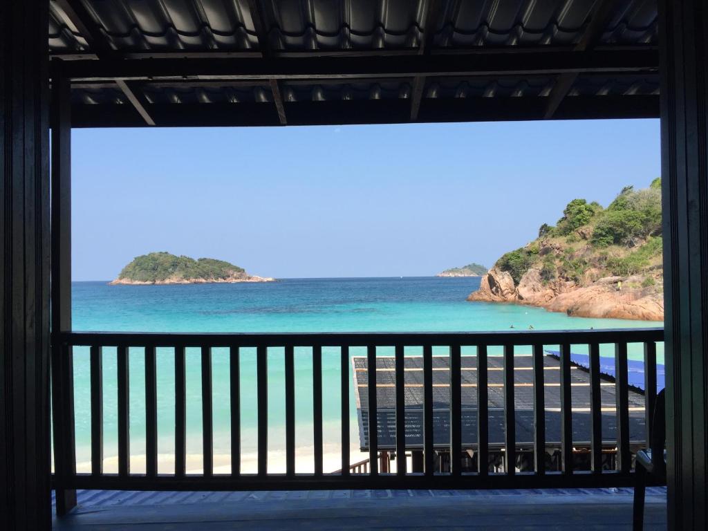 热浪岛热浪岛湾度假酒店的阳台享有海景。