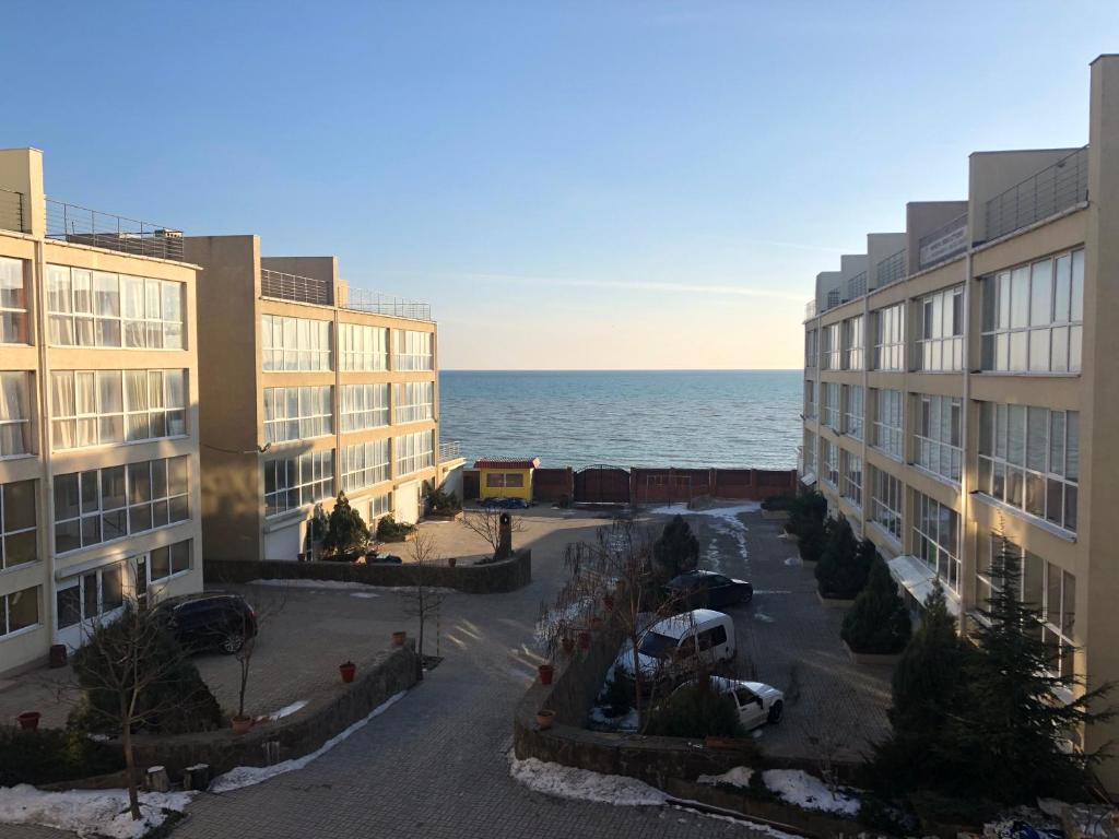 敖德萨Морская жемчужина的公寓大楼享有海景。