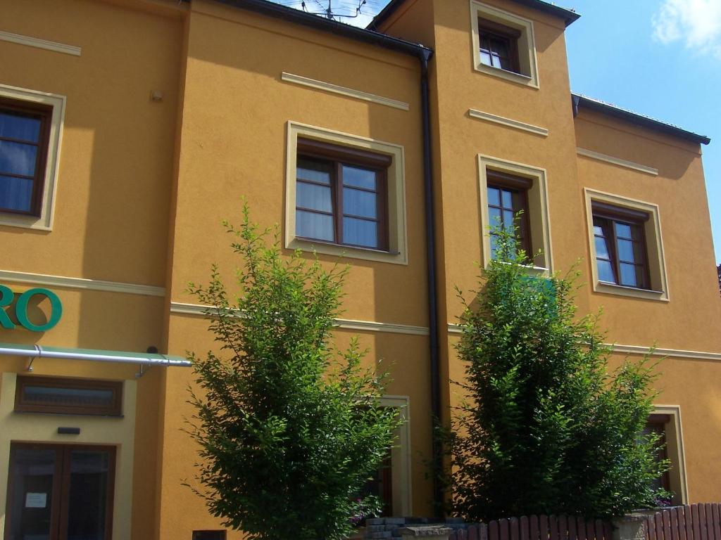 米库洛夫尤罗旅馆的前面有树木的黄色建筑