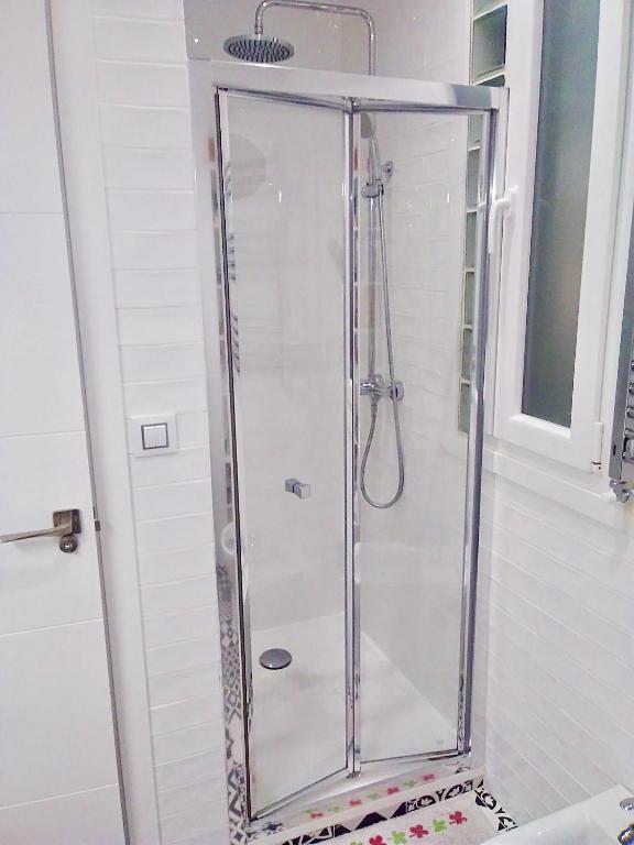 马德里Apartamento estilo nórdico en Malasaña (Madrid Centro)的浴室里有玻璃门的淋浴间
