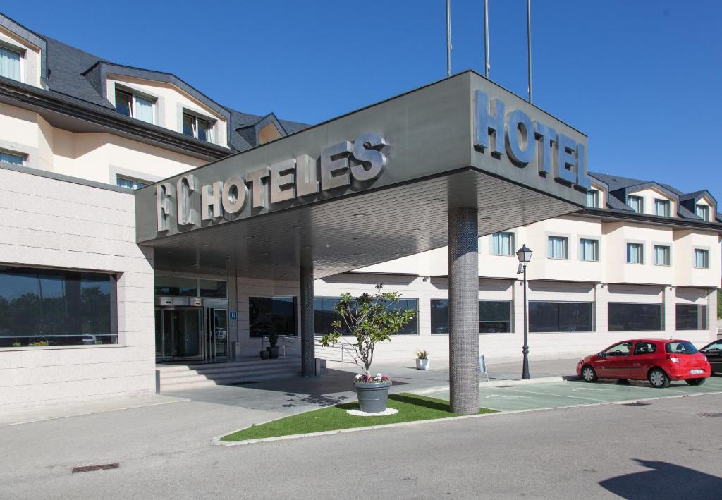 科利亚多·比利亚尔瓦FC尔瓦别墅酒店的一座标有酒店标志的建筑